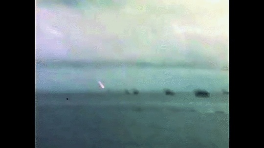 Корабль с боеприпасами "Джон Берк", атакованный камикадзе