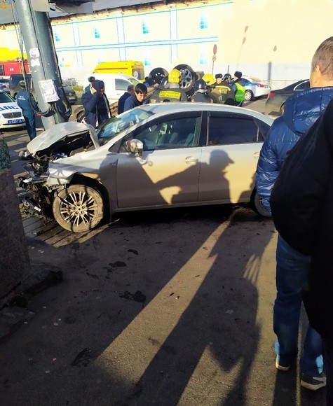 Два автомобиля врезались в толпу людей в Петербурге