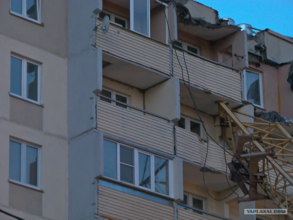 Строительный кран упал на жилой дом.