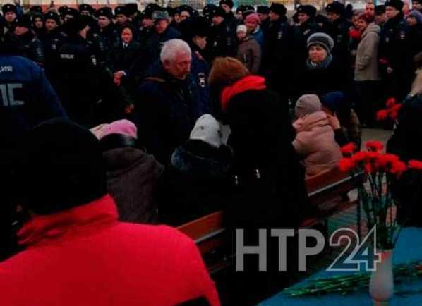 Сотни жителей Нижнекамска пришли проститься с убитым полицейским