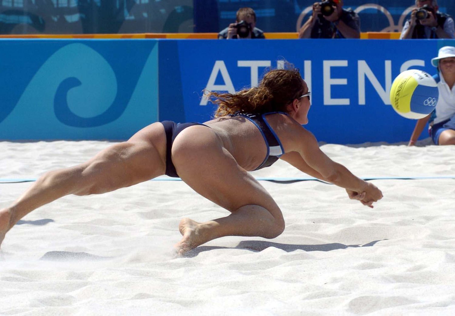 После пляжного волейбола девушку обязательно нужно трахнуть в жопу