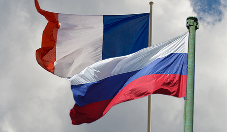 Осквернили флаг Франции перепутав его с российским