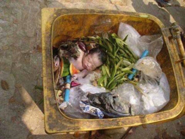 Бездомный воспитал девочку, которую мать выбросила на помойку	(9 фото)