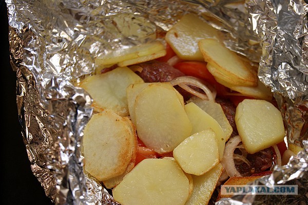 Говядина запеченная в духовке, в фольге, С помидорами, луком и картошкой