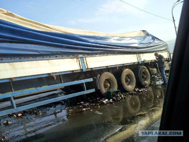 В Киеве перевернулась фура с пивом.