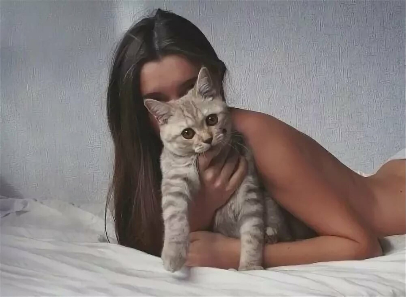 Голая девка с котиком