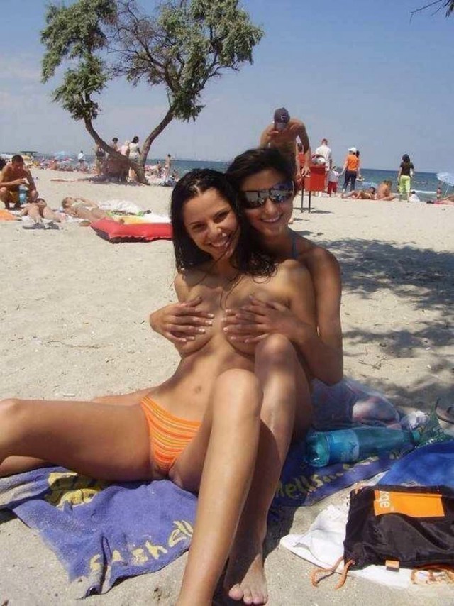 Две студентки загорают голыми на пляже фото