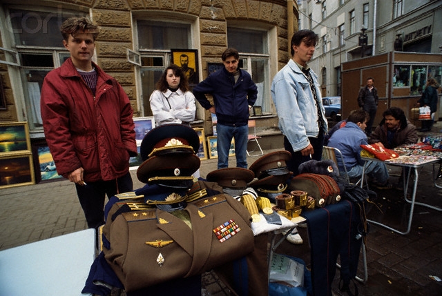 Москва 90-х, уличная торговля.