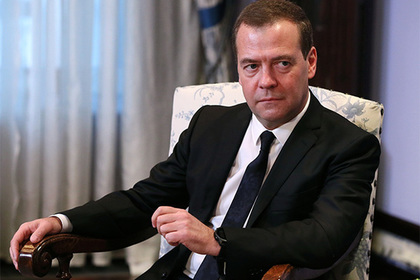 Медведев объяснил бедность россиян