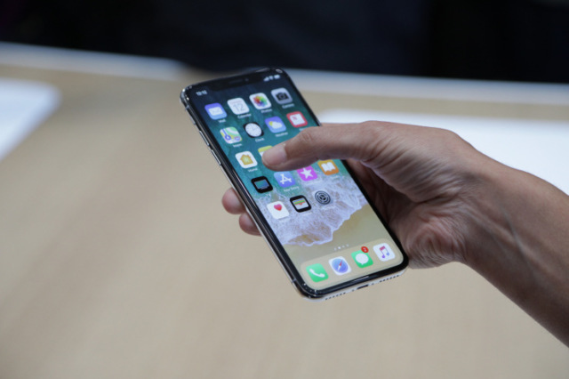 Кто все эти люди? iPhone X в России по предзаказам раскупили за 5 минут