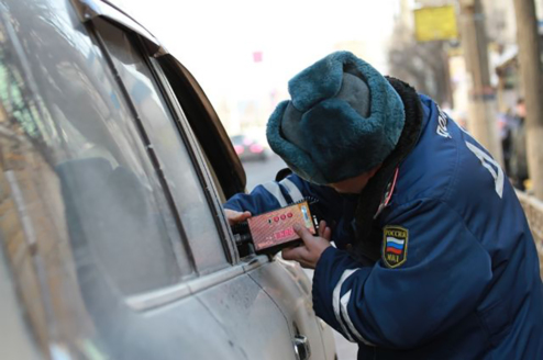 Взяточников из ГИБДД поймали из–за неудачной шутки в Сбербанке.