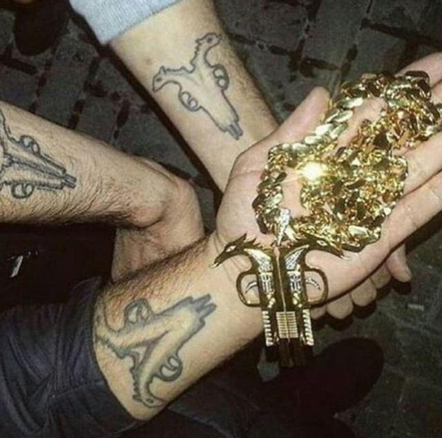 Бентли, золотые пушки, кучи денег: албанские драг-короли Лондона в социальных сетях