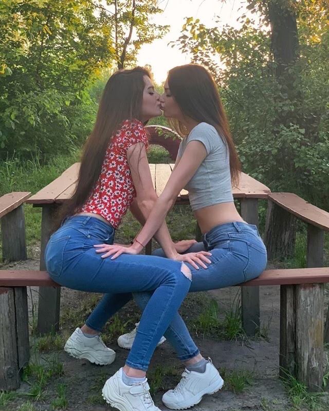 Две девки трогают и хотят друг друга