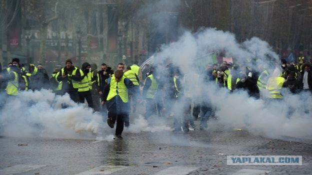 Столкновения в центре Парижа. Французская полиция разгоняет протестующих против повышения цен на топливо