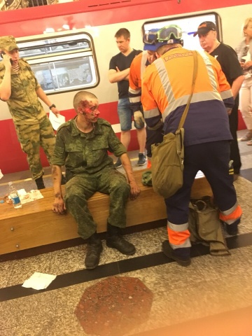 В Петербургском метро солдатик прыгнул под поезд и остался живой