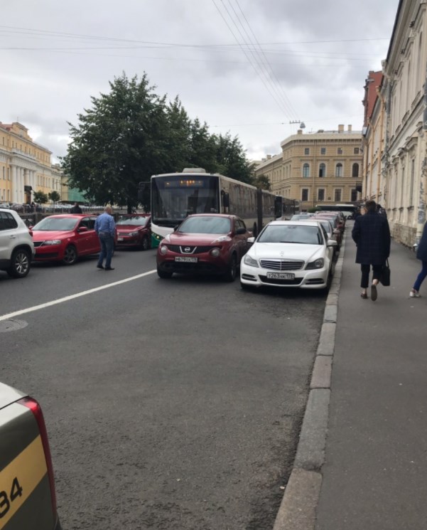 Две курицы  плюнули на всех и бросили машину на проезжей части