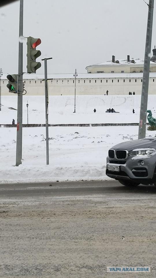 В Казани на снегу у кремля вытоптали слово "воры"