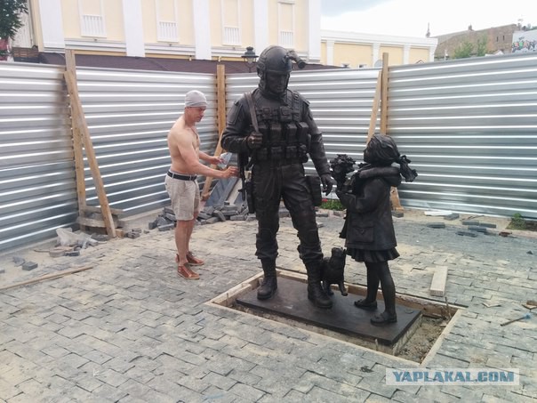 Памятник "вежливым людям" в Симферополе