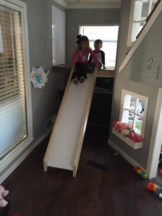 Рукастый папа построил потрясный игровой дом для детей в неиспользуемом углу дома