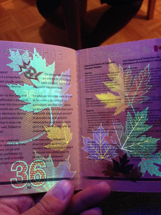 Новый паспорт гражданина Канады в ультрафиолете