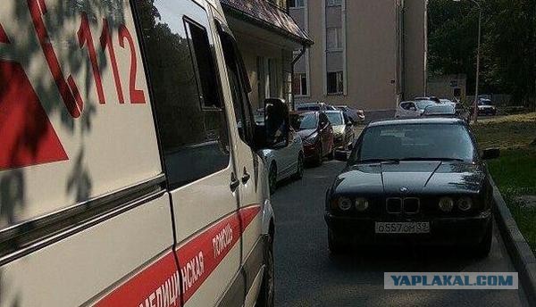 В Калининграде скорая не могла доставить пациентку с инсультом в больницу из-за припаркованного БМВ