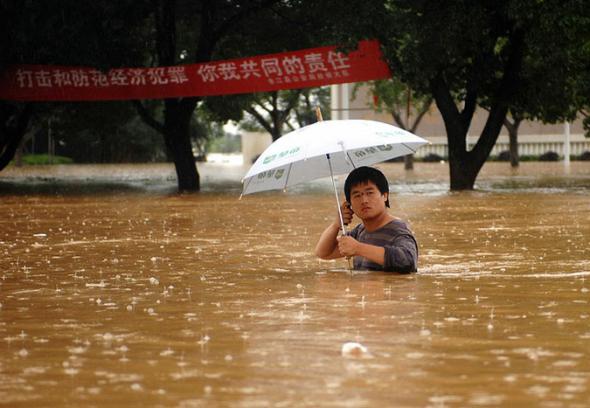 Сильнейшее наводнение затапливает Китай