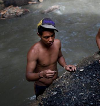 Молодые венесуэльцы ищут металл в реке, чтобы хоть как-то выживать