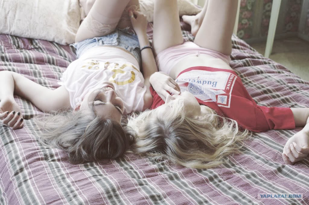 Две Девушки В Кровати Фото