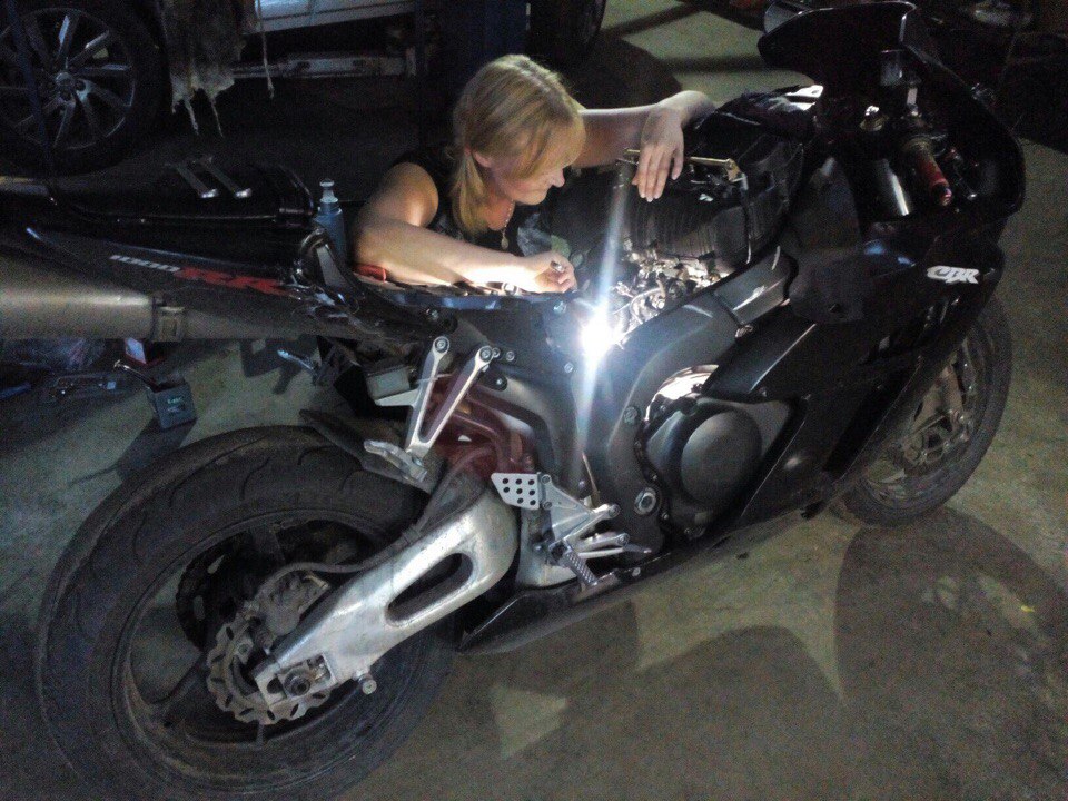 Байкерша отсосала мастеру с СТО за ремонт мотоцикла