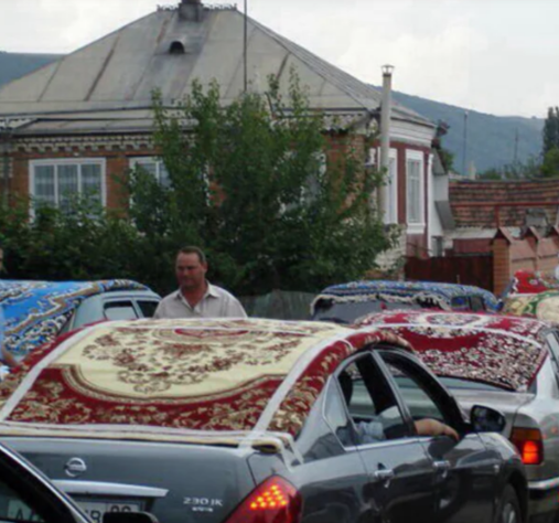 Зачем на Кавказе крыши свадебных лимузинов сверху украшают коврами