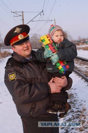 Сотрудник полиции вытащил ребенка из-под поезда.