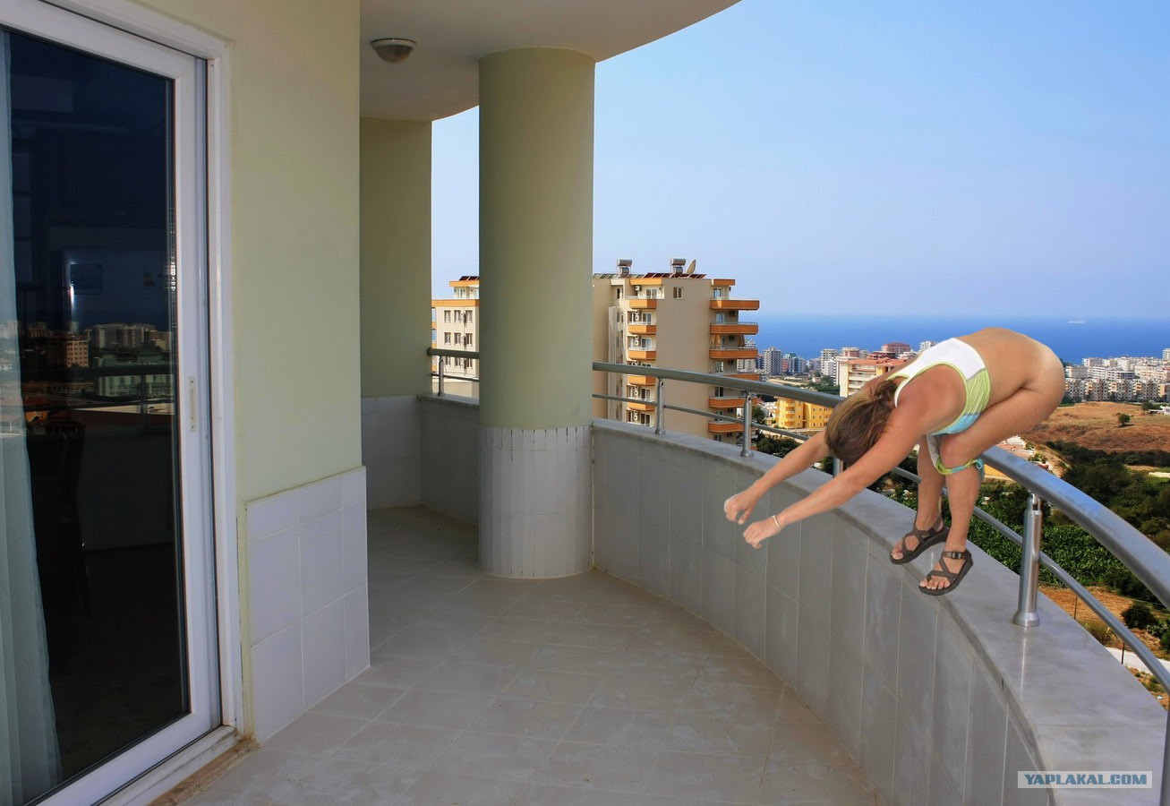 Толстозадая подруга стоит на балконе фото