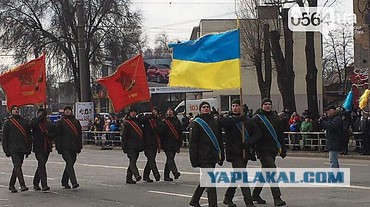 В Кривом Роге нацгвардейцы вышли на парад с советскими флагами