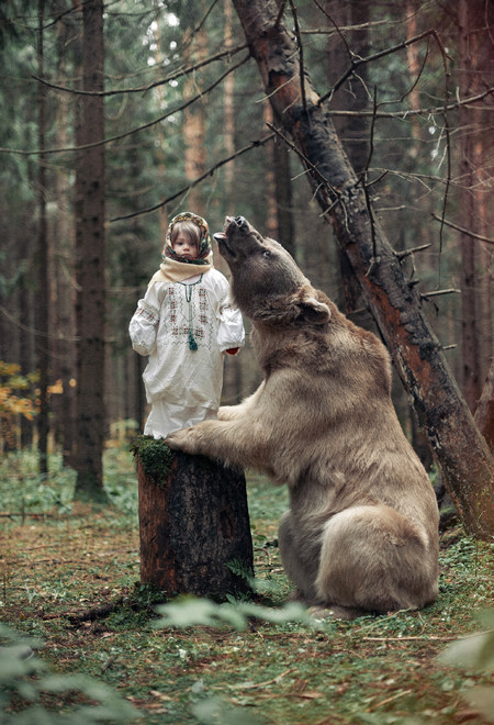 Фотосессия семьи с медведем