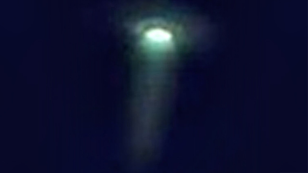 Над Кейптауном наблюдали огромный зеленый НЛО
