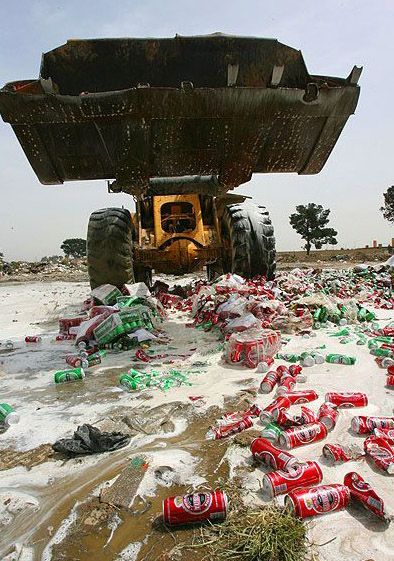 Как уничтожают алкоголь арабы (20 фото)