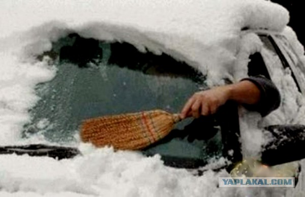Почему надо чистить снег с крыши авто перед поездкой