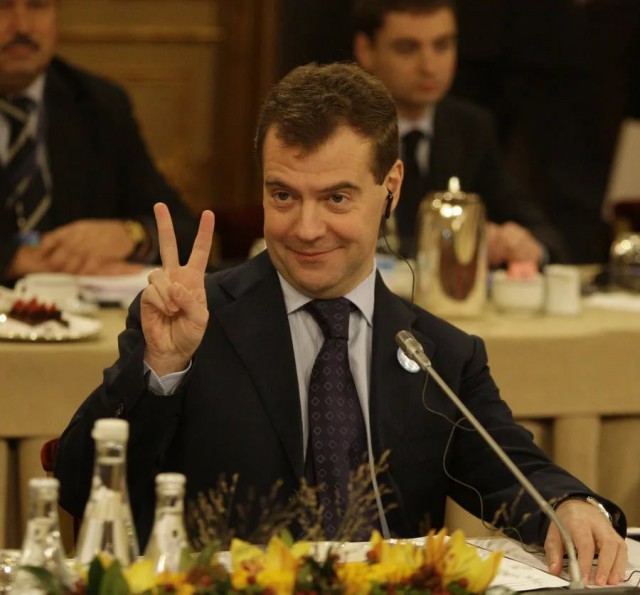 Медведев: экономика России вошла в стадию роста