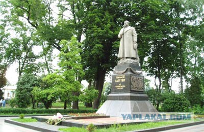В Киеве решили уничтожить памятник Ватутину