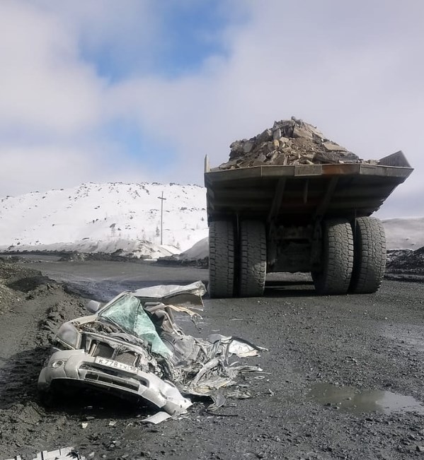 Попал под БЕЛАЗ, не подумав про угол обзора