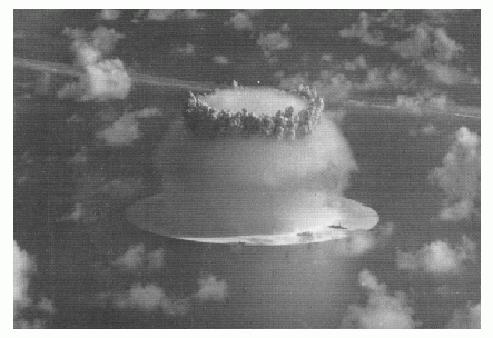 Корабль с боеприпасами "Джон Берк", атакованный камикадзе