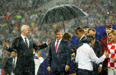 Ливень и зонт для Путина: зонтики заслужили не все?