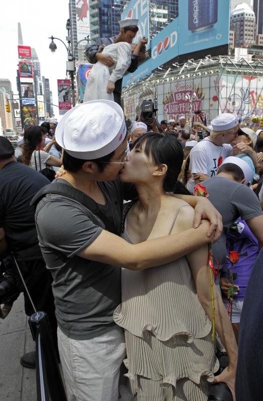 Массовая реконструкция "поцелуя на Таймс-сквер"