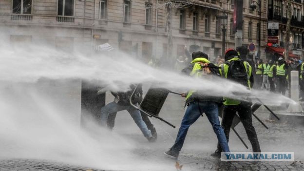 Столкновения в центре Парижа. Французская полиция разгоняет протестующих против повышения цен на топливо