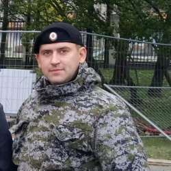 Полицейского, ударившего девушку на акции в Москве, «сдали» его же коллеги