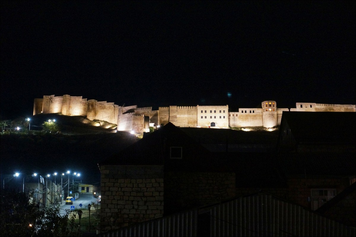 Крепость Нарын кала город Дербент ночной
