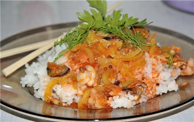Морской коктейль с остро-сладким соусом и рисом