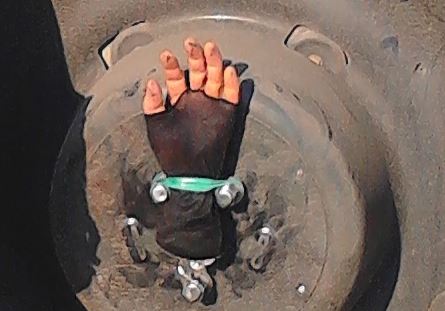 Участник АТО похвастался фотографией с отрубленной "лапкой ополченца"