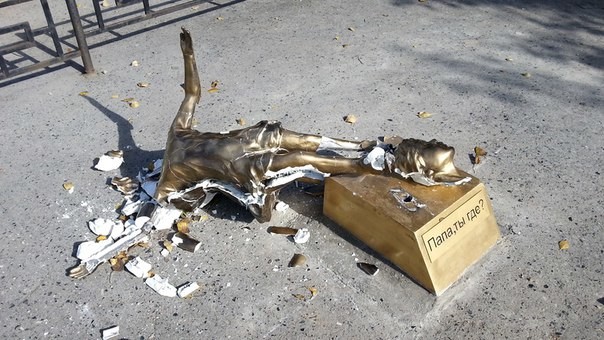 На Урале памятник бросающим детей отцам уничтожили через сутки
