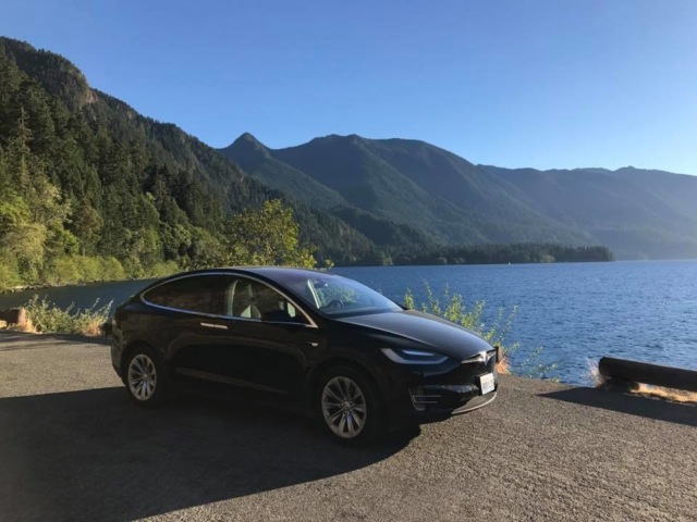   Tesla Model X 60D